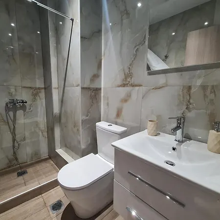 Square 1 Apartment *