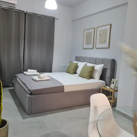 Square 1 Apartment *